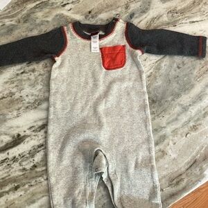 Tea l/s outfit. Snap legs, great condition. No stains. Smoke free home.